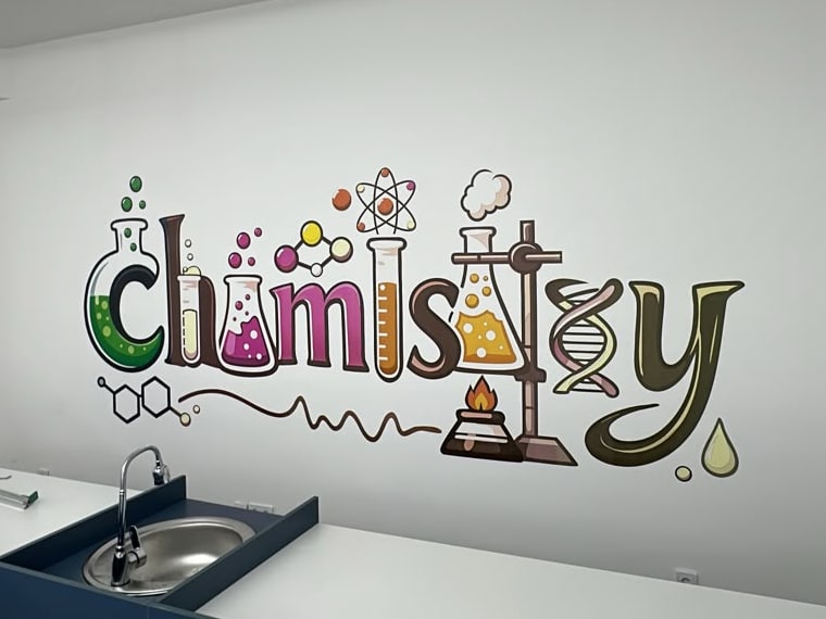 Стена кабинета химии с надписью Chemistry из колб и молекул