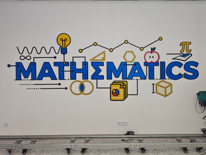 Стена с синей надписью MATHEMATICS и жёлтыми символами, рядом — настенный принтер
