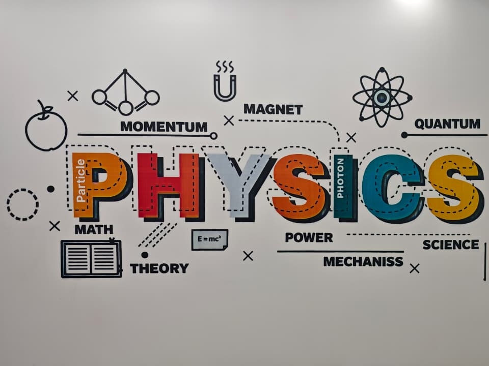 Стена с цветными буквами PHYSICS и научными терминами