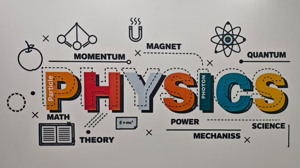 Стена с цветной надписью PHYSICS и научными терминами